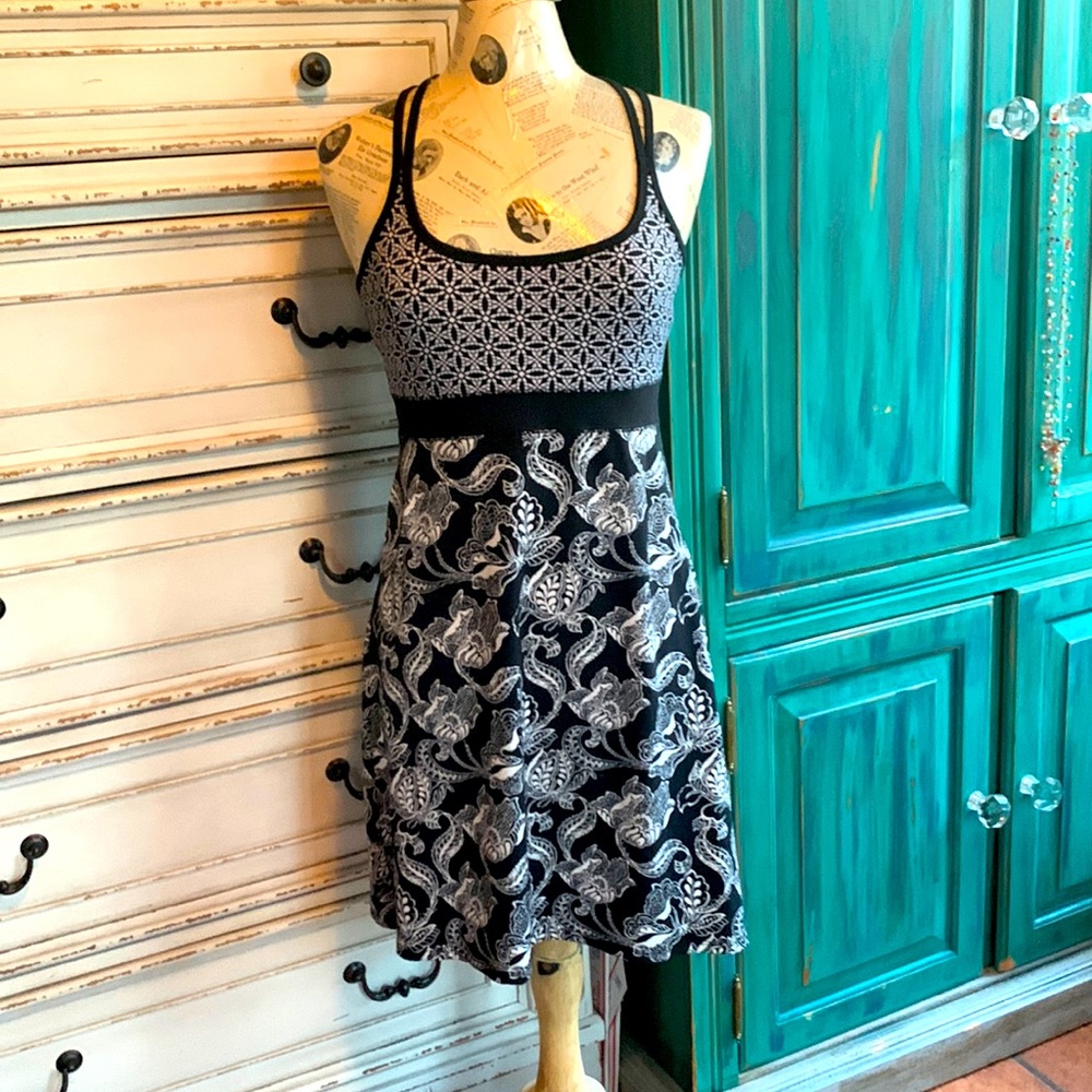 Lola Black and White Stretch Sun Dress Size Large